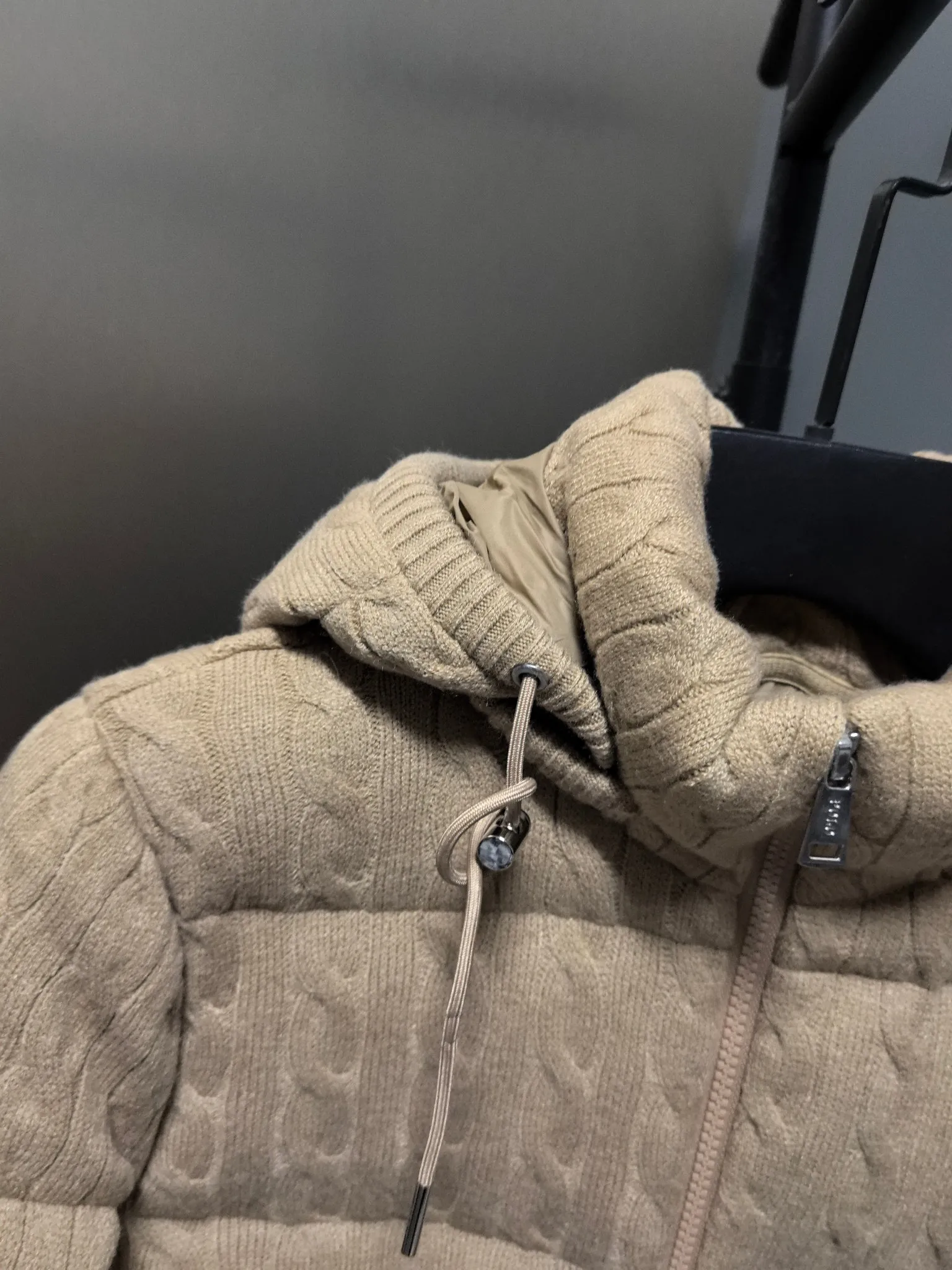 P980 Women's model The warmth of winter is within reach. 🧵 Combining classic cable knitting with warm down, Polo Ralph Lauren’s texture choice. ·: Warm winter colors, the answer to classic and style. ❄️ · Needless to say, the texture speaks for itself. Polo Ralph Lauren cable down jacket defines winter style. Color Black Khaki Size s m L xL